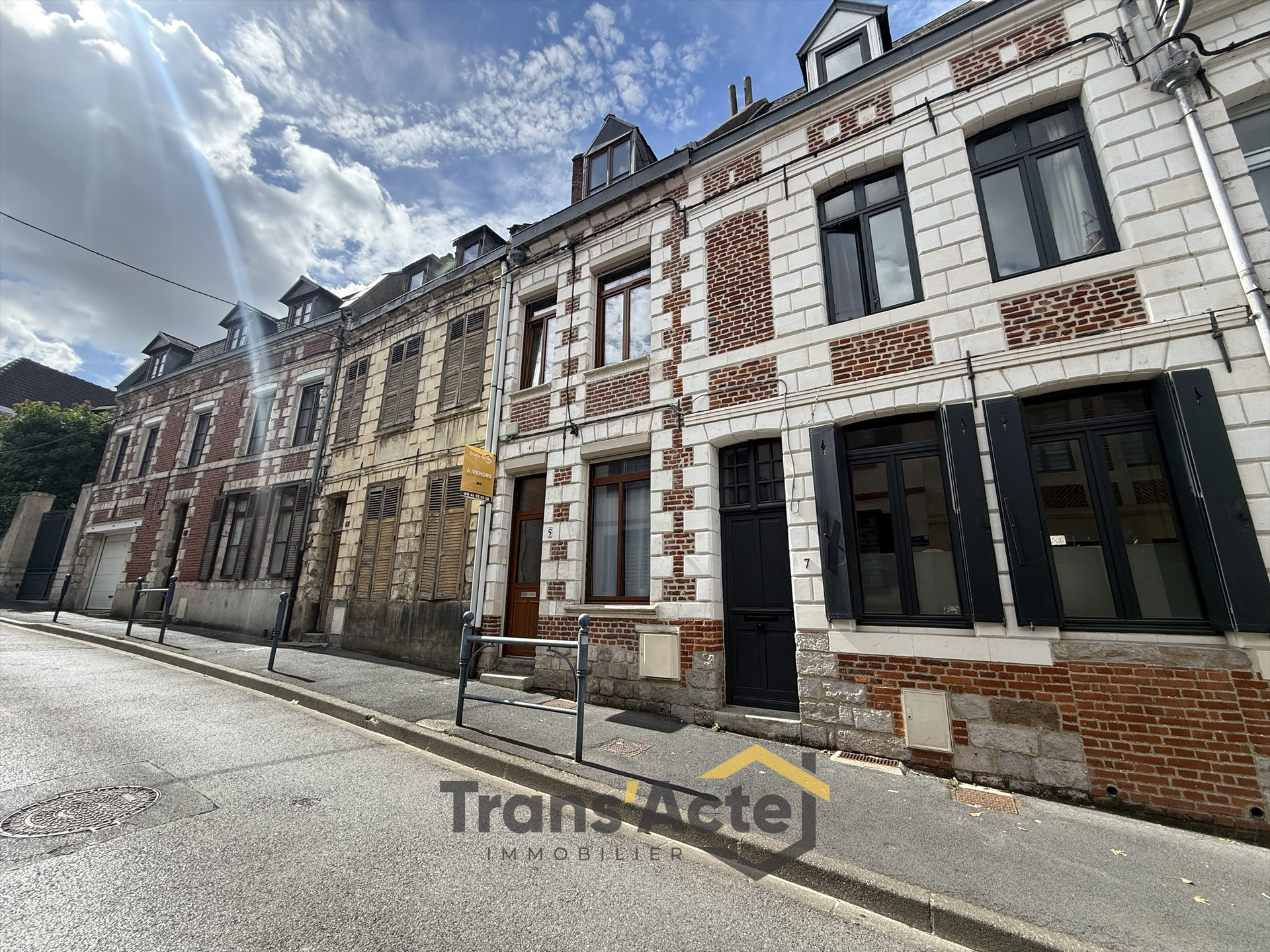 MAISON DE VILLE 4 CHAMBRES ET UN BUREAU